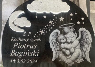 nagrobek dziecięcy z chmurkami