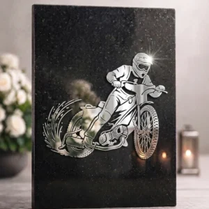 Żużlowiec na motocyklu ze stali nierdzewnej